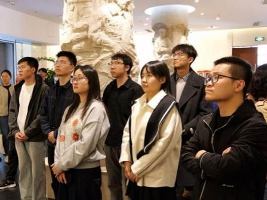 一群穿着西装的人 AI 生成的内容可能不正确。