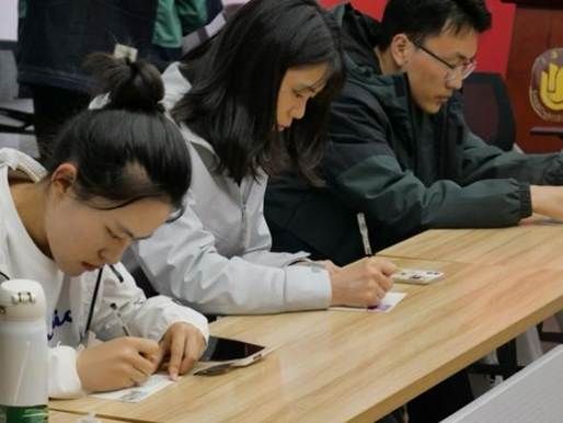几个人在桌子边 AI 生成的内容可能不正确。
