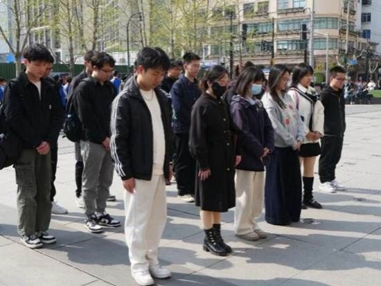 一群人站在街道上 AI 生成的内容可能不正确。