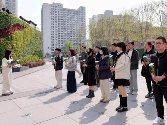 一群人站在街道上 AI 生成的内容可能不正确。